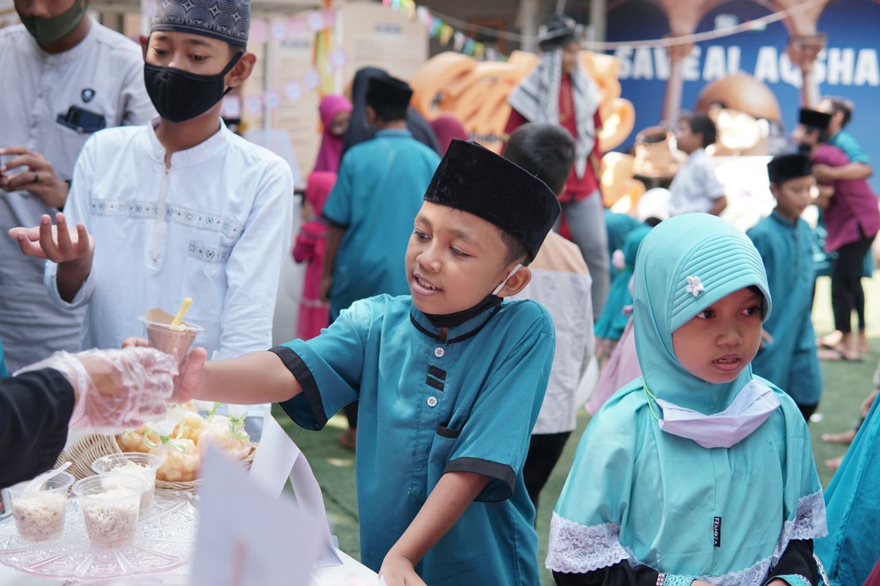 Kids in traditional attire at a festive event in Yogyakarta, Indonesia.
